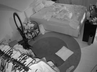 voyeurcam-julmodels-whitebed-1