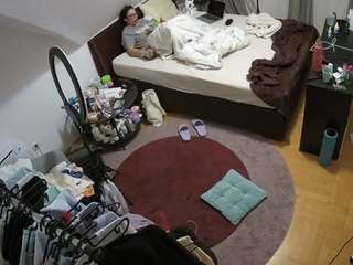 voyeurcam-julmodels-whitebed-1