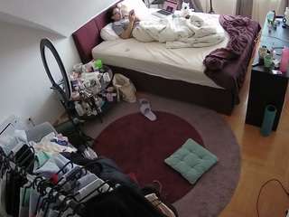 voyeurcam-julmodels-whitebed-1 webcam