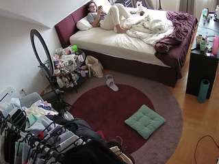 voyeurcam-julmodels-whitebed-1 webcam