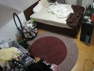 voyeurcam-julmodels-whitebed-1