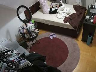 voyeurcam-julmodels-whitebed-1 webcam