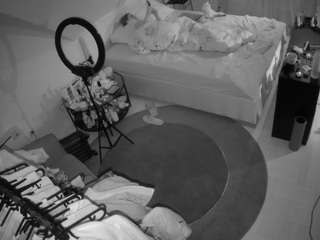 voyeurcam-julmodels-whitebed-1