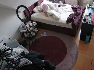 voyeurcam-julmodels-whitebed-1