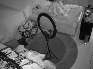 voyeurcam-julmodels-whitebed-1