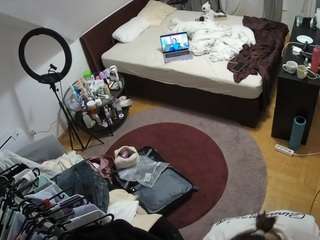 voyeurcam-julmodels-whitebed-1