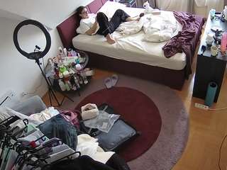 voyeurcam-julmodels-whitebed-1