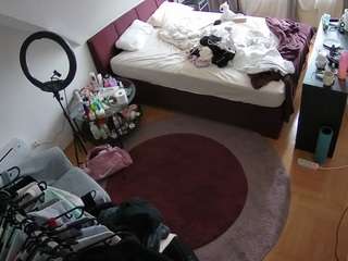 voyeurcam-julmodels-whitebed-1