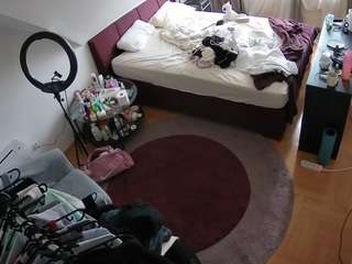 voyeurcam-julmodels-whitebed-1