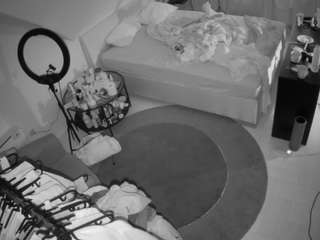 voyeurcam-julmodels-whitebed-1