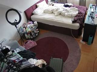 voyeurcam-julmodels-whitebed-1