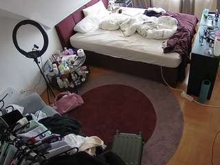 voyeurcam-julmodels-whitebed-1