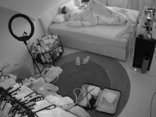 voyeurcam-julmodels-whitebed-1 webcam