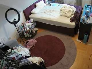 voyeurcam-julmodels-whitebed-1