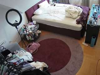 voyeurcam-julmodels-whitebed-1 webcam