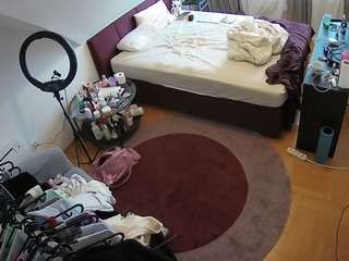 voyeurcam-julmodels-whitebed-1 webcam