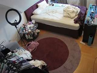 voyeurcam-julmodels-whitebed-1