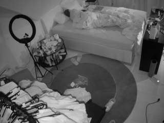 voyeurcam-julmodels-whitebed-1