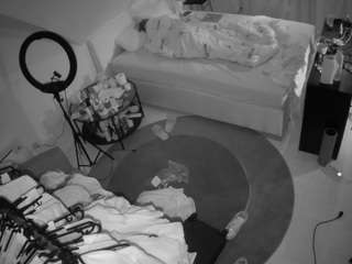 voyeurcam-julmodels-whitebed-1