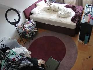 voyeurcam-julmodels-whitebed-1