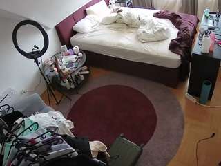 voyeurcam-julmodels-whitebed-1
