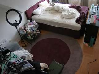 voyeurcam-julmodels-whitebed-1