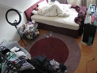 voyeurcam-julmodels-whitebed-1
