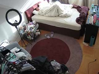 voyeurcam-julmodels-whitebed-1