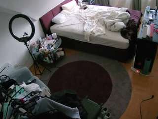 voyeurcam-julmodels-whitebed-1