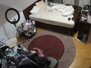 voyeurcam-julmodels-whitebed-1