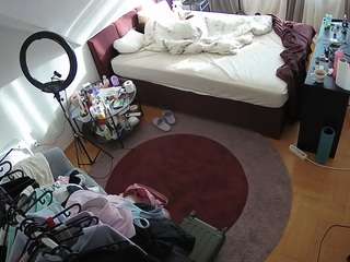 voyeurcam-julmodels-whitebed-1