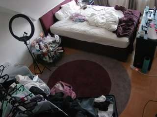 voyeurcam-julmodels-whitebed-1