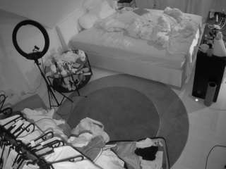 voyeurcam-julmodels-whitebed-1 webcam