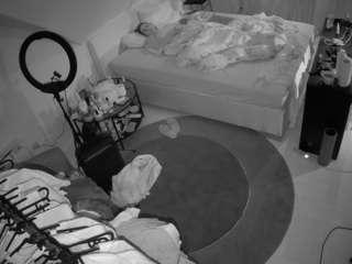 voyeurcam-julmodels-whitebed-1