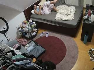 voyeurcam-julmodels-whitebed-1 webcam