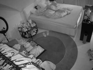 voyeurcam-julmodels-whitebed-1