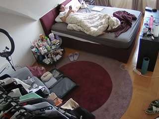 voyeurcam-julmodels-whitebed-1