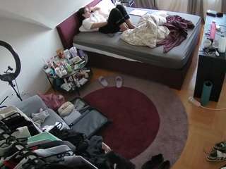voyeurcam-julmodels-whitebed-1