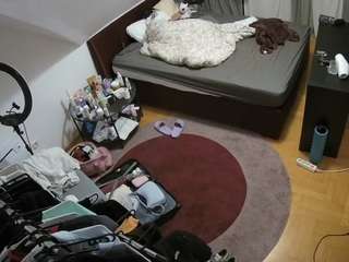 voyeurcam-julmodels-whitebed-1's CamSoda show and profile