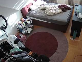 voyeurcam-julmodels-whitebed-1