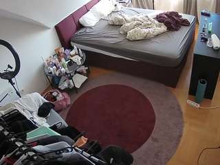 voyeurcam-julmodels-whitebed-1