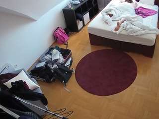 voyeurcam-julmodels-whitebed-1