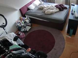 voyeurcam-julmodels-whitebed-1