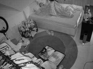 voyeurcam-julmodels-whitebed-1 webcam