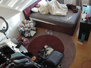 voyeurcam-julmodels-whitebed-1