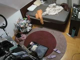 voyeurcam-julmodels-whitebed-1 webcam