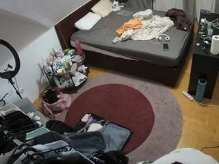 voyeurcam-julmodels-whitebed-1 webcam