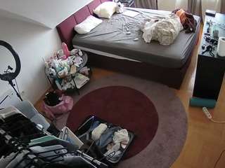 voyeurcam-julmodels-whitebed-1