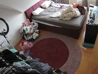 voyeurcam-julmodels-whitebed-1