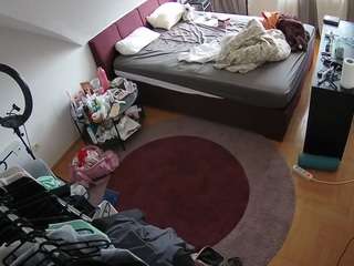 voyeurcam-julmodels-whitebed-1